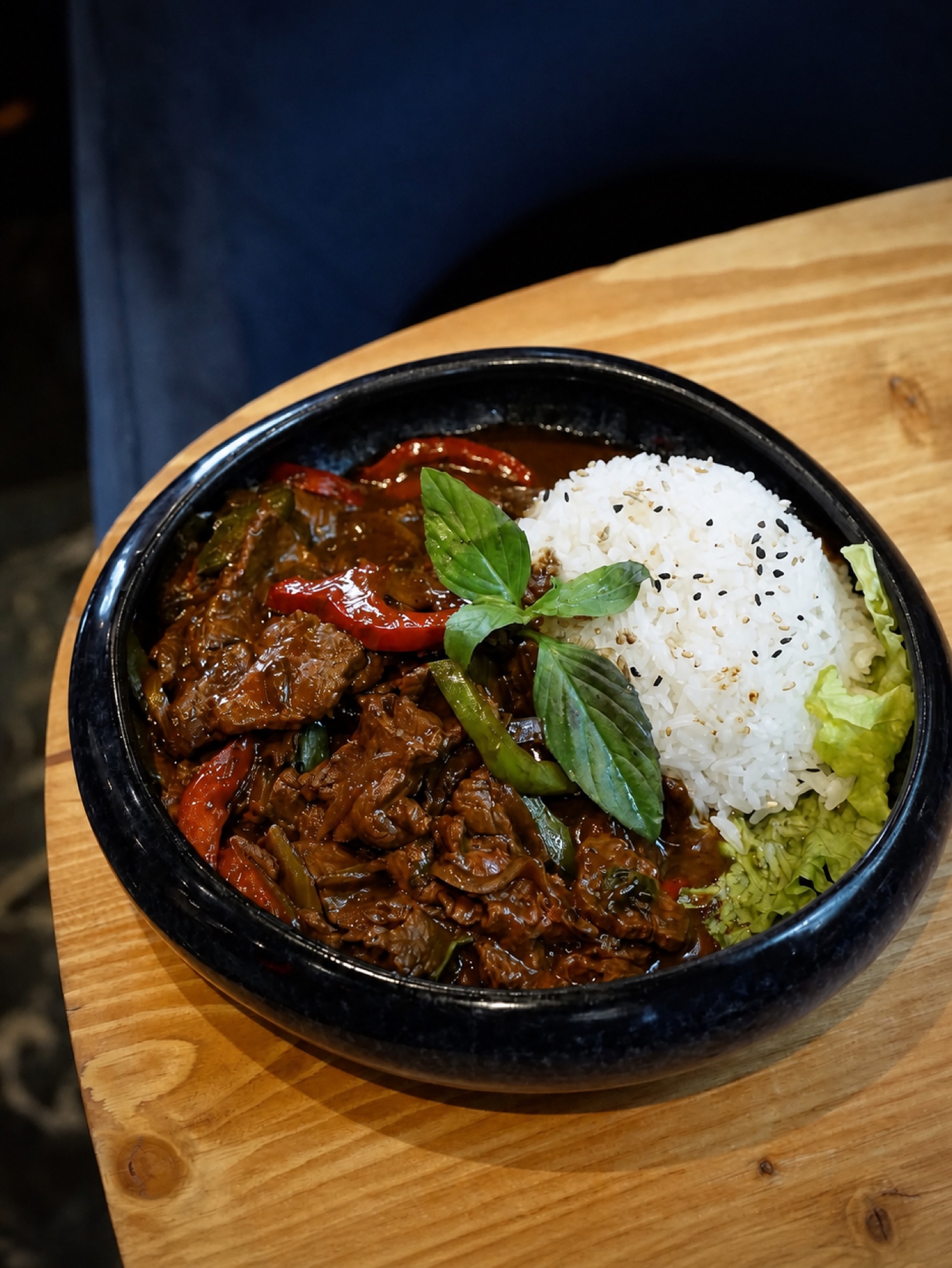 Riz jasmin La Cambodgienne servi avec un plat de restauration